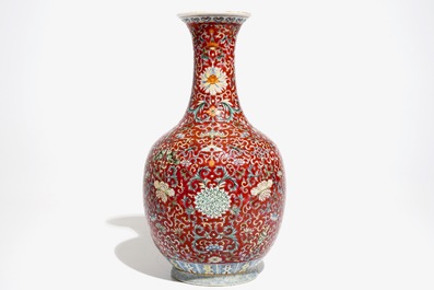 Un vase en porcelaine de Chine famille rose &agrave; fond rouge, marque de Qianlong, 19/20&egrave;me